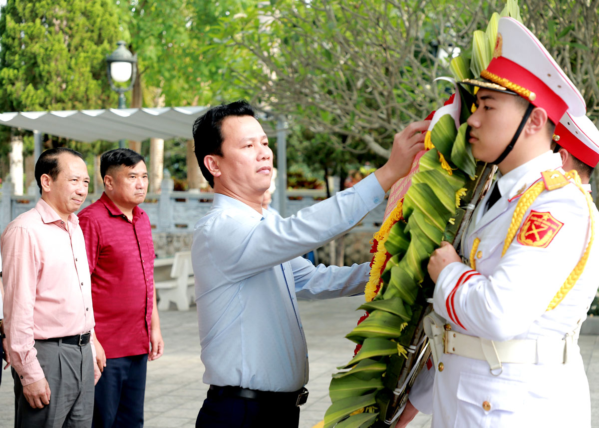 Bộ trưởng Bộ TN&MT Đặng Quốc Khánh cùng đoàn công tác dâng vòng hoa tưởng nhớ các Anh hùng Liệt sỹ.