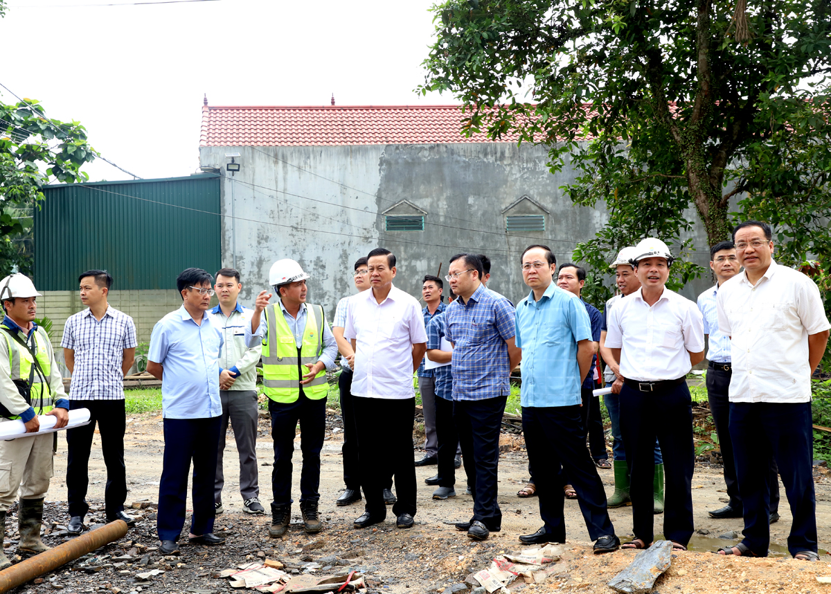 Chủ tịch UBND tỉnh Nguyễn Văn Sơn kiểm tra công tác giải phóng mặt bằng thuộc địa phận xã Quang Minh.