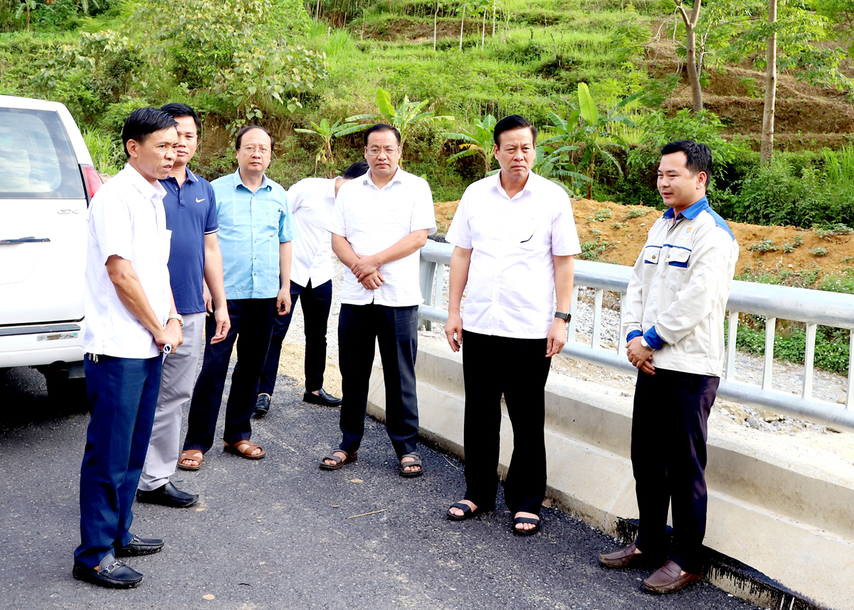 Chủ tịch UBND tỉnh Nguyễn Văn Sơn kiểm tra việc xây dựng cầu trên tuyến.