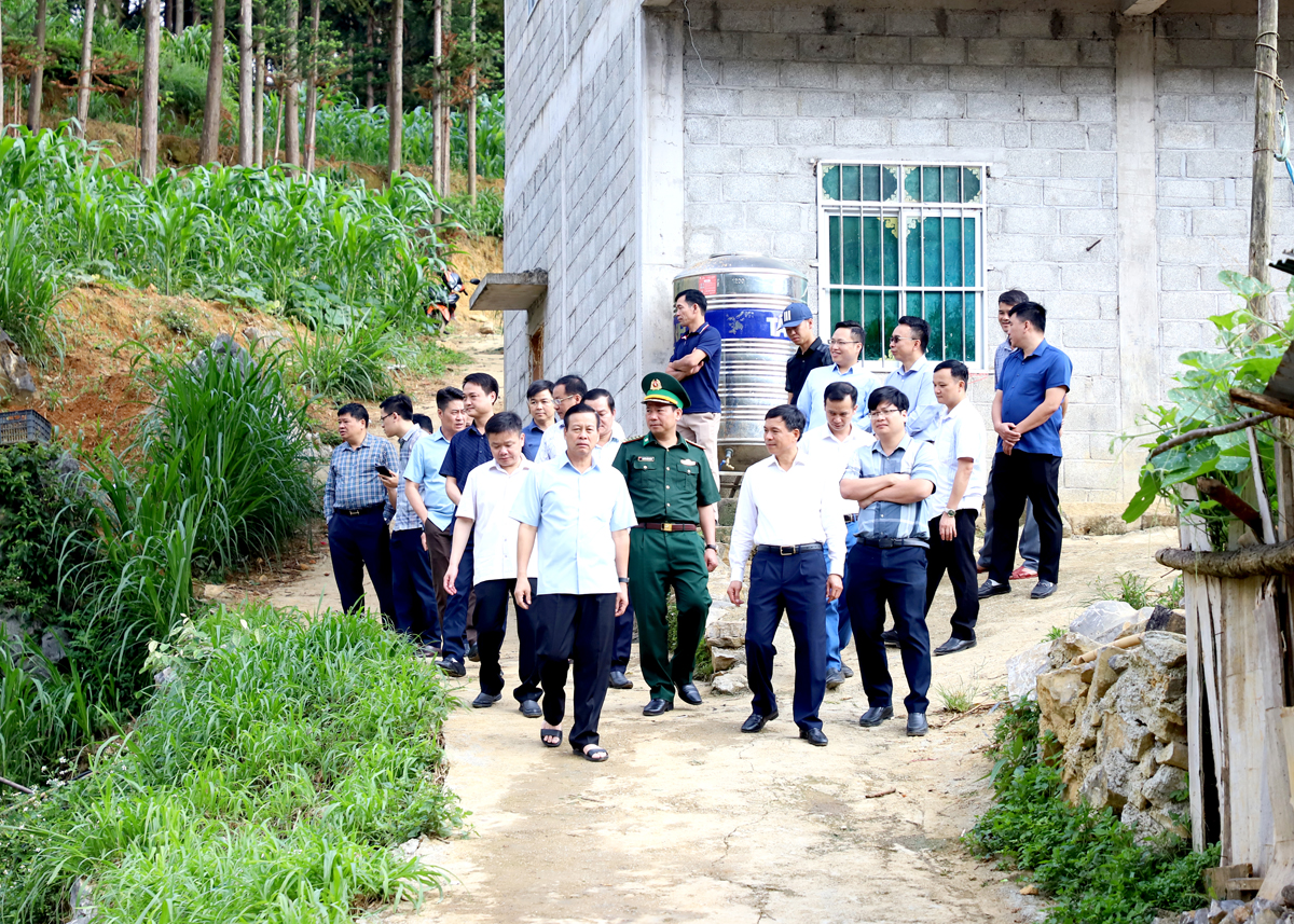 Chủ tịch UBND tỉnh Nguyễn Văn Sơn kiểm tra hồ chứa nước tại thôn Sảng Pả B, thị trấn Mèo Vạc thuộc Dự án xây dựng hệ thống nước sinh hoạt liên xã.