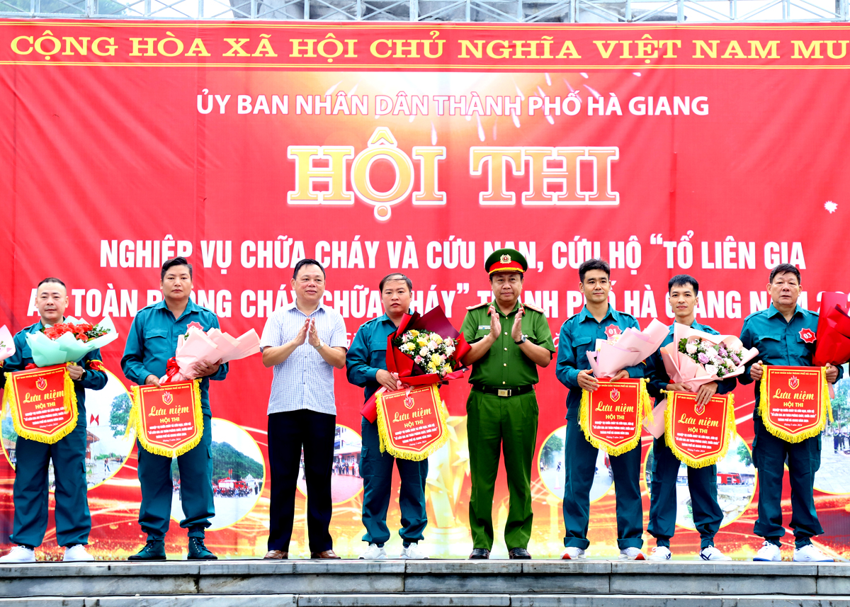 Lãnh đạo Công an tỉnh và UBND thành phố Hà Giang trao Cờ lưu niệm cho các đội thi.