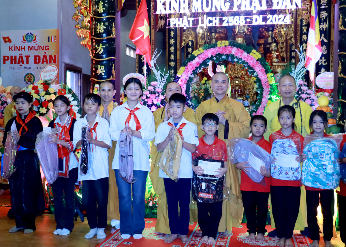 Ban Trị sự Giáo hội Phật giáo Việt Nam tỉnh Hà Giang tặng quà cho học sinh của thị trấn Việt Quang có thành tích cao trong học tập.