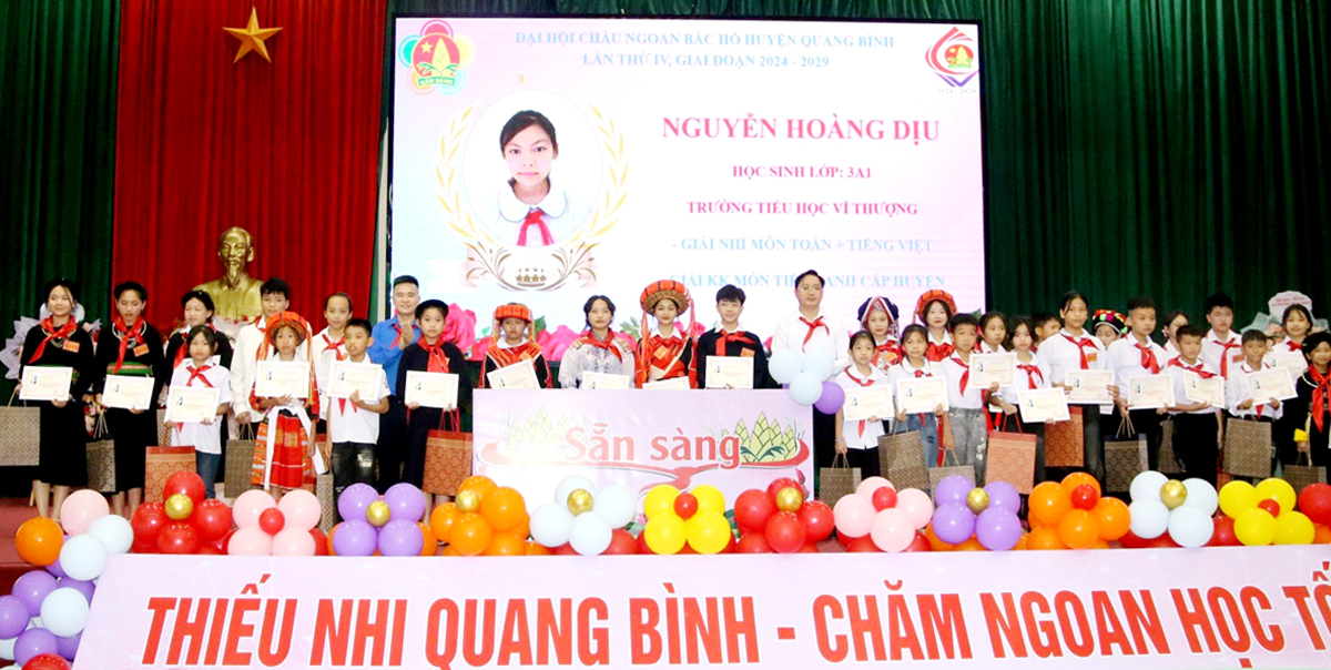Lãnh đạo huyện Quang Bình trao Giấy khen cho các em thiếu niên, nhi đồng đạt thành tích tiêu biểu, xuất sắc trong hoạt động Đội giai đoạn 2019 - 2024.