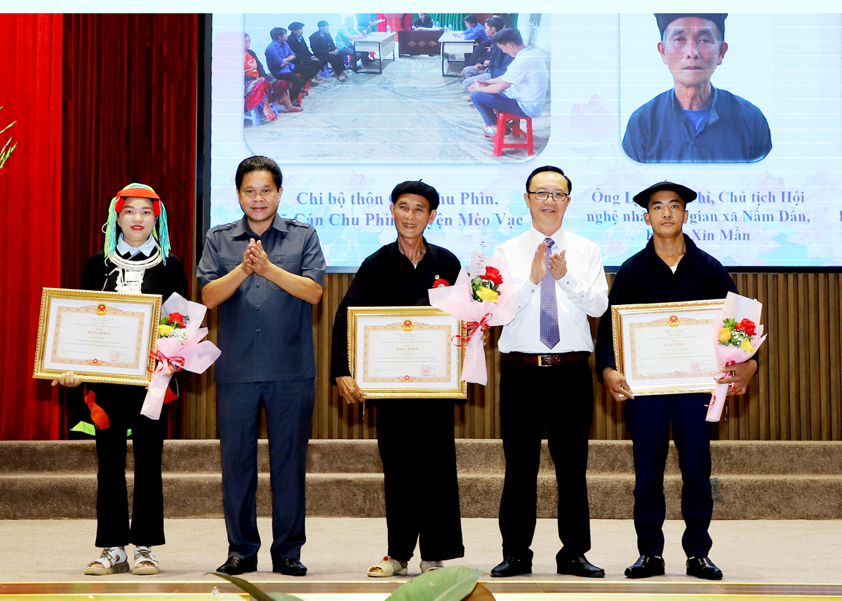 Chairman of the Ha Giang People’s Council Thao Hong Son presents the Prime Minister’s certificates of merit to two collectives and one individual with excellent achievements in studying and following President Ho Chi Minh’s example.