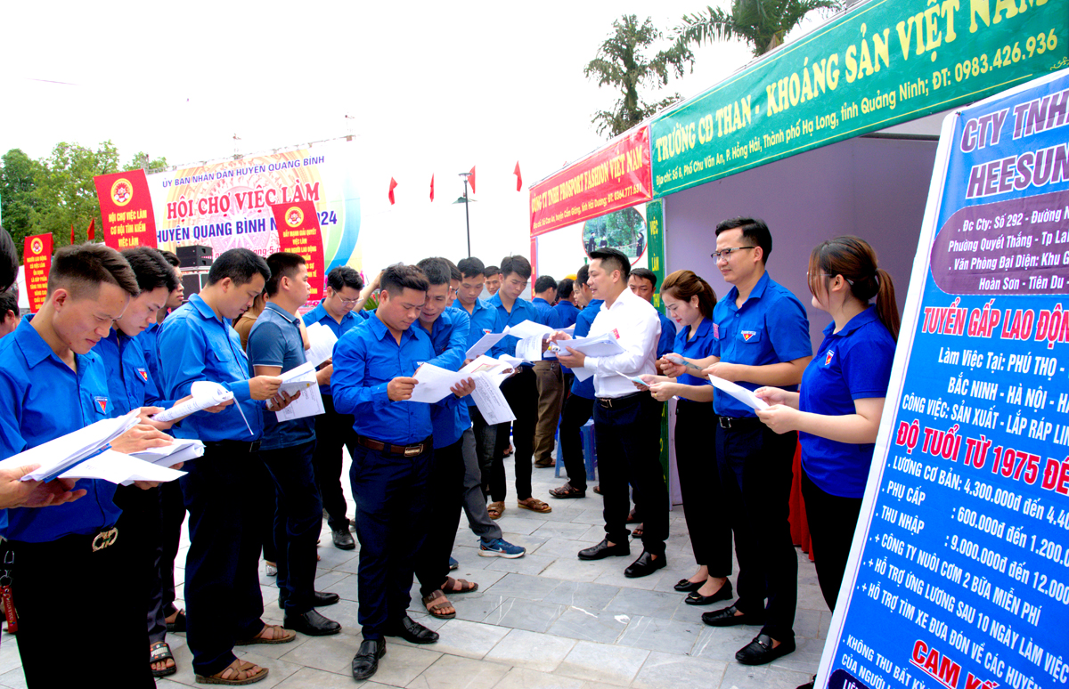 Trường Cao đẳng Than, khoáng sản Việt Nam tại tỉnh Quảng Ninh tư vấn, giới thiệu việc làm cho đoàn viên, thanh niên huyện Quang Bình.