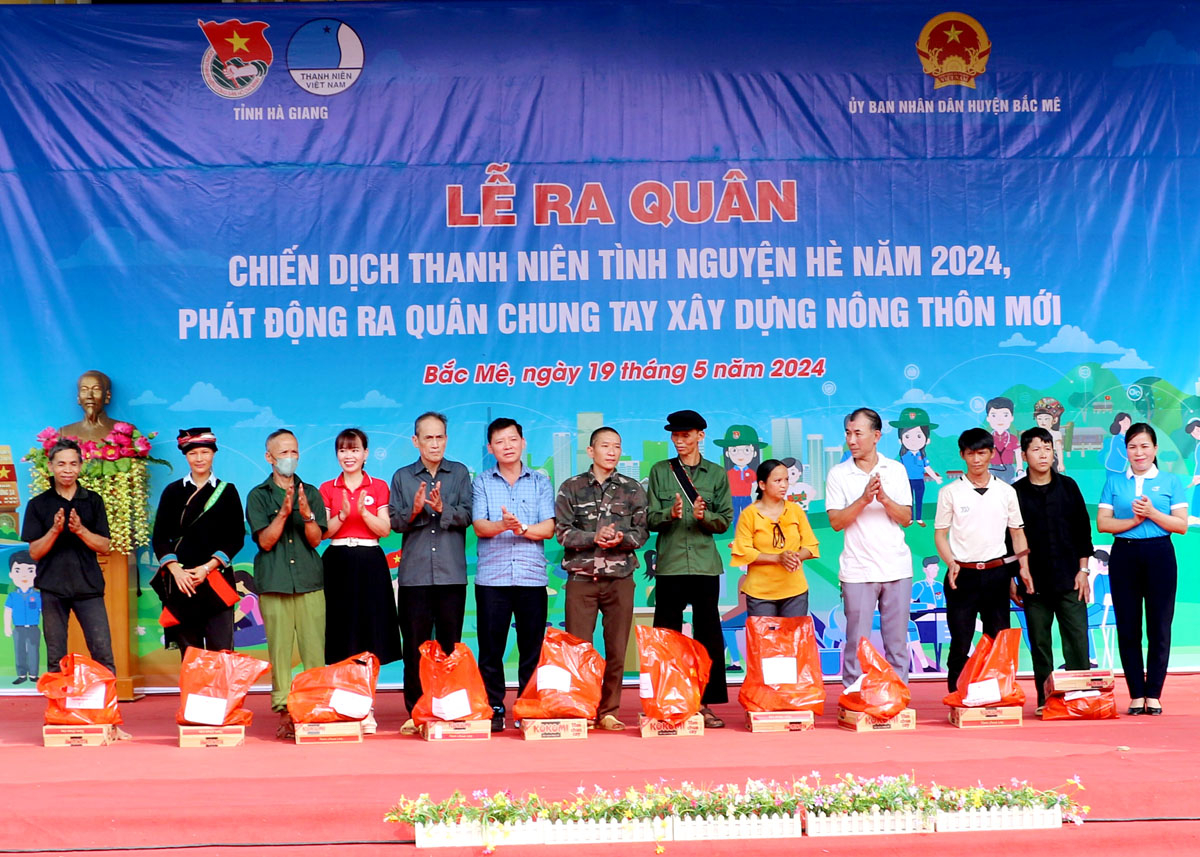 Lãnh đạo Hội chữ Thập đỏ tỉnh và lãnh đạo huyện Bắc Mê tặng quà cho các gia đình chính sách.