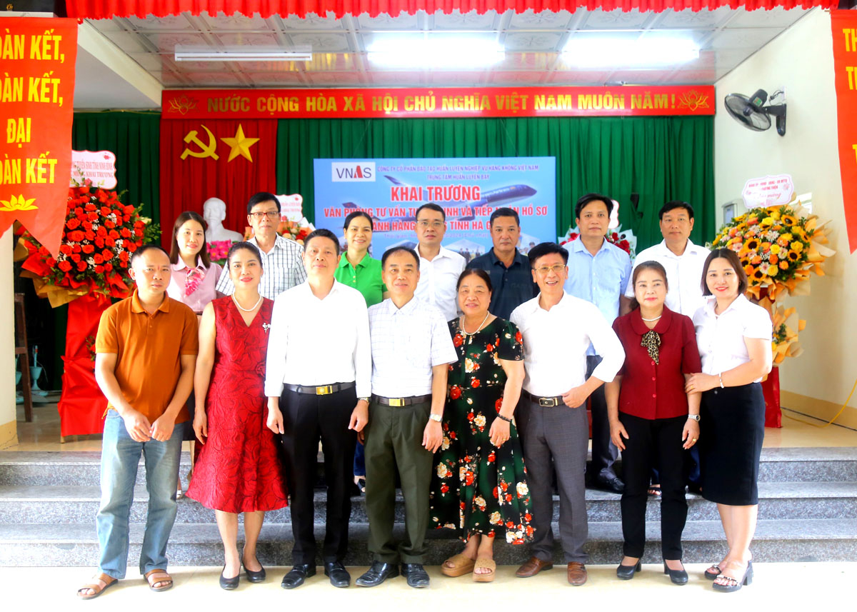 Các đại biểu chụp ảnh lưu niệm tại buổi lễ khai trương Văn phòng tư vấn tuyển sinh và tiếp nhận hồ sơ ngành Hàng không tại Hà Giang.