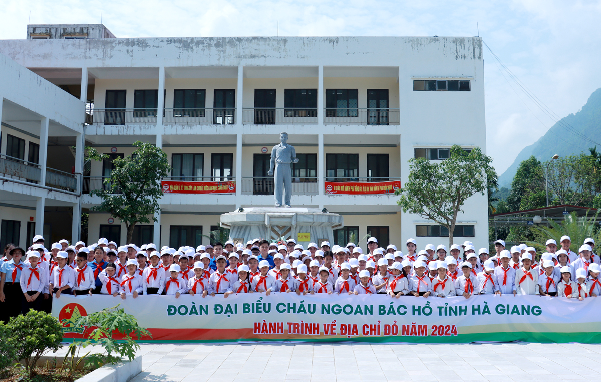 Đoàn đại biểu Đại hội Cháu ngoan Bác Hồ chụp ảnh lưu niệm trong khuôn viên tượng đài Anh hùng Lý Tự Trọng.