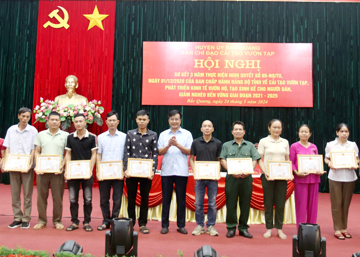 Chủ tịch UBND huyện Bắc Quang Phùng Viết Vinh tặng Giấy khen cho các hộ dân có thành tích xuất sắc trong thực hiện chương trình cải tạo vườn tạp.
