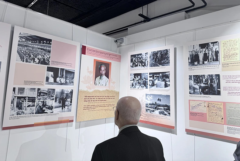Những hình ảnh tư liệu giúp bạn bè Pháp và quốc tế hiểu rõ hơn về cuộc đời và sự nghiệp cách mạng vẻ vang của Chủ tịch Hồ Chí Minh.