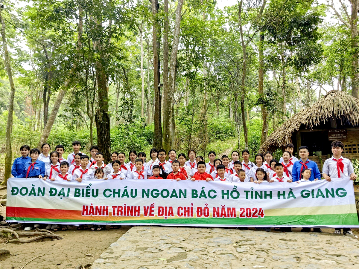 Đoàn đại biểu cháu ngoan Bác Hồ chụp ảnh lưu niệm trong hành trình về địa chỉ đỏ tại Tuyên Quang. Ảnh: Mạnh Cường
