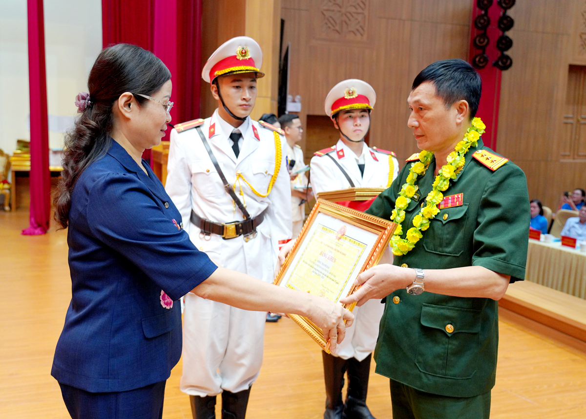 Phó Chủ tịch UBND tỉnh Hà Thị Minh Hạnh trao Bằng khen cho các cá nhân có thành tích xuất sắc trong phong trào Toàn dân bảo vệ ANTQ.