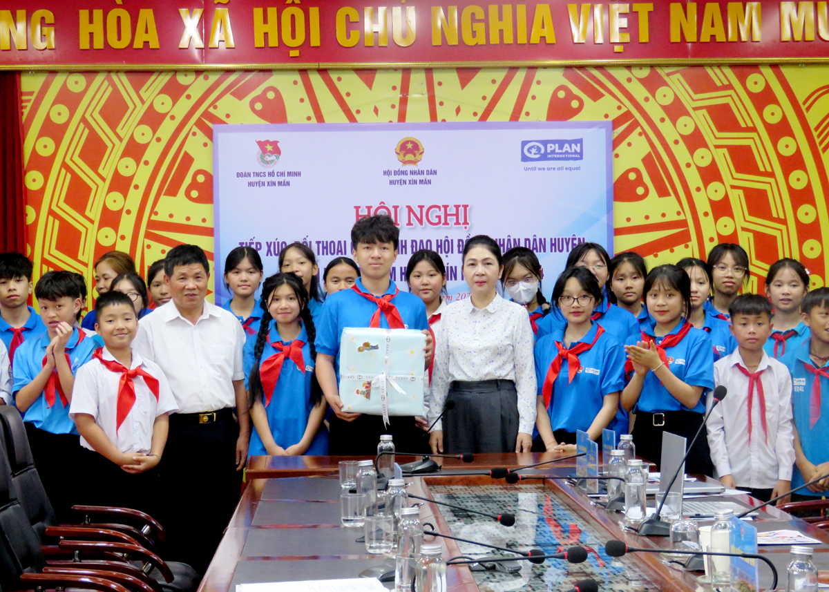 Lãnh đạo HĐND, UBND huyện tặng quà cho các em nhân Ngày Quốc tế Thiếu nhi 1.6.
