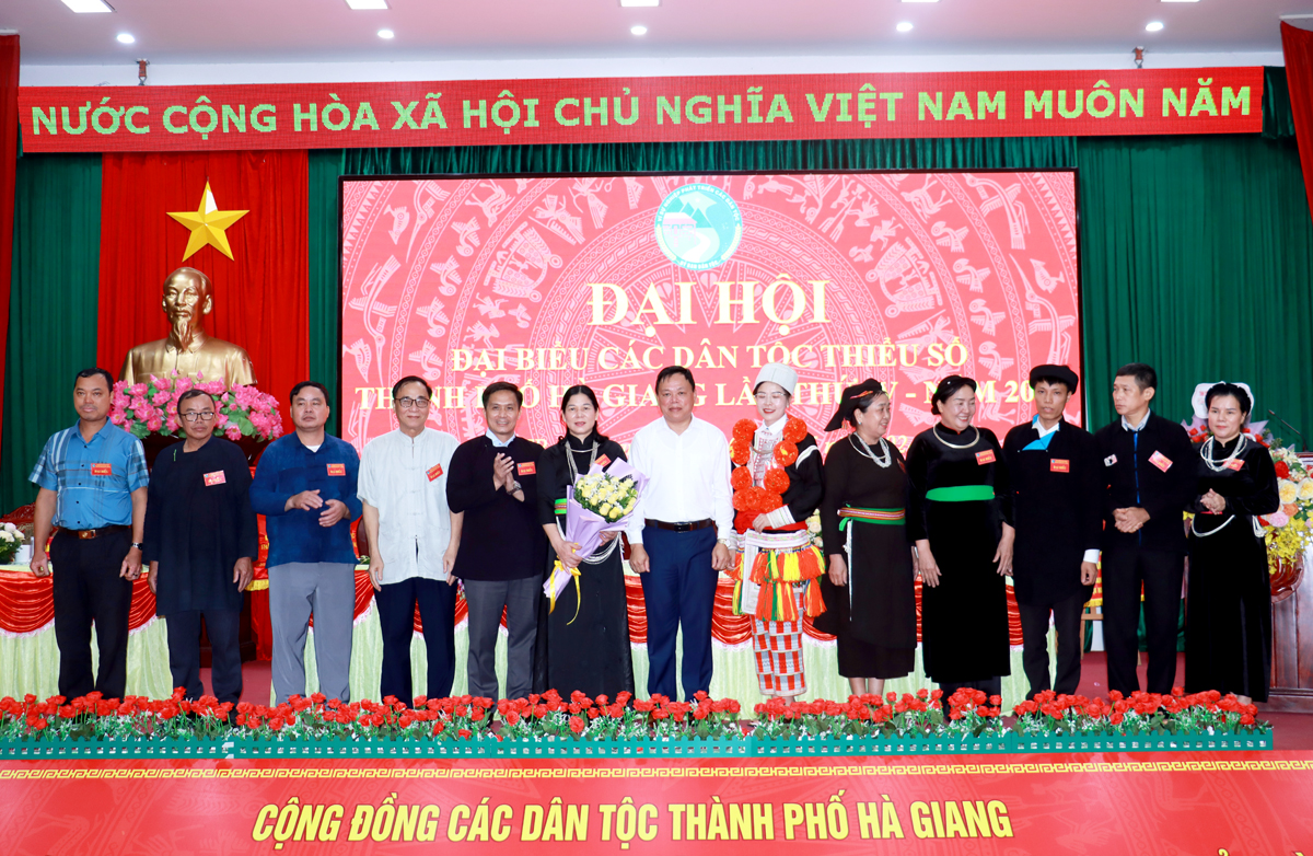 Lãnh đạo thành phố Hà Giang tặng hoa chúc mừng đoàn đại biểu của thành phố đi dự Đại hội Dân tộc thiểu số cấp trên.