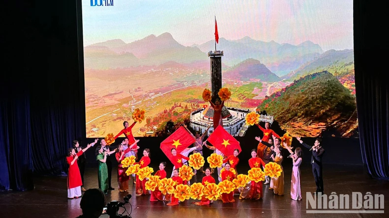 Chương trình biểu diễn nghệ thuật chào mừng Ngày Việt Nam.