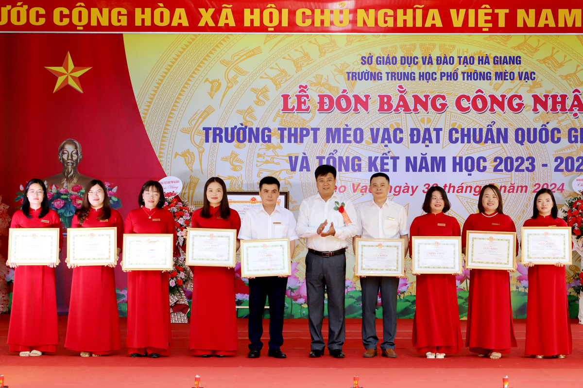 Lãnh đạo huyện Mèo Vạc khen thưởng cho các tập thể, cá nhân có thành tích xuất sắc.