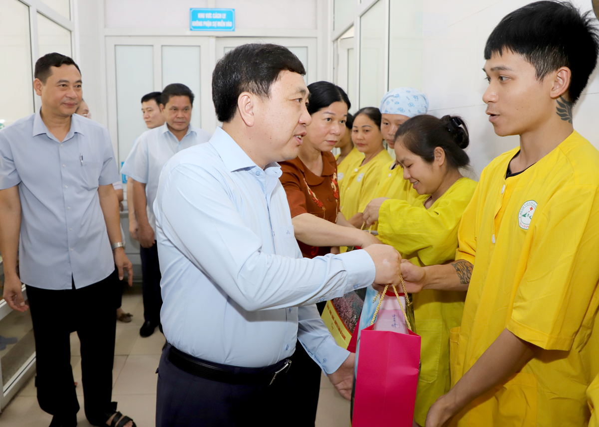 Quyền Bí thư Tỉnh ủy Nguyễn Mạnh Dũng tặng quà các phụ huynh có con đang điều trị tại Bệnh viện Đa khoa tỉnh.