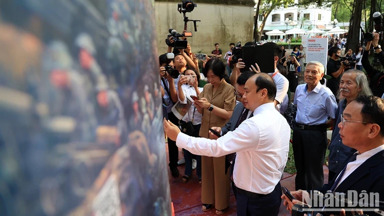 Các đại biểu trải nghiệm thực tế tăng cường tại triển lãm tương tác ảnh panorama chiến dịch Điện Biên Phủ.