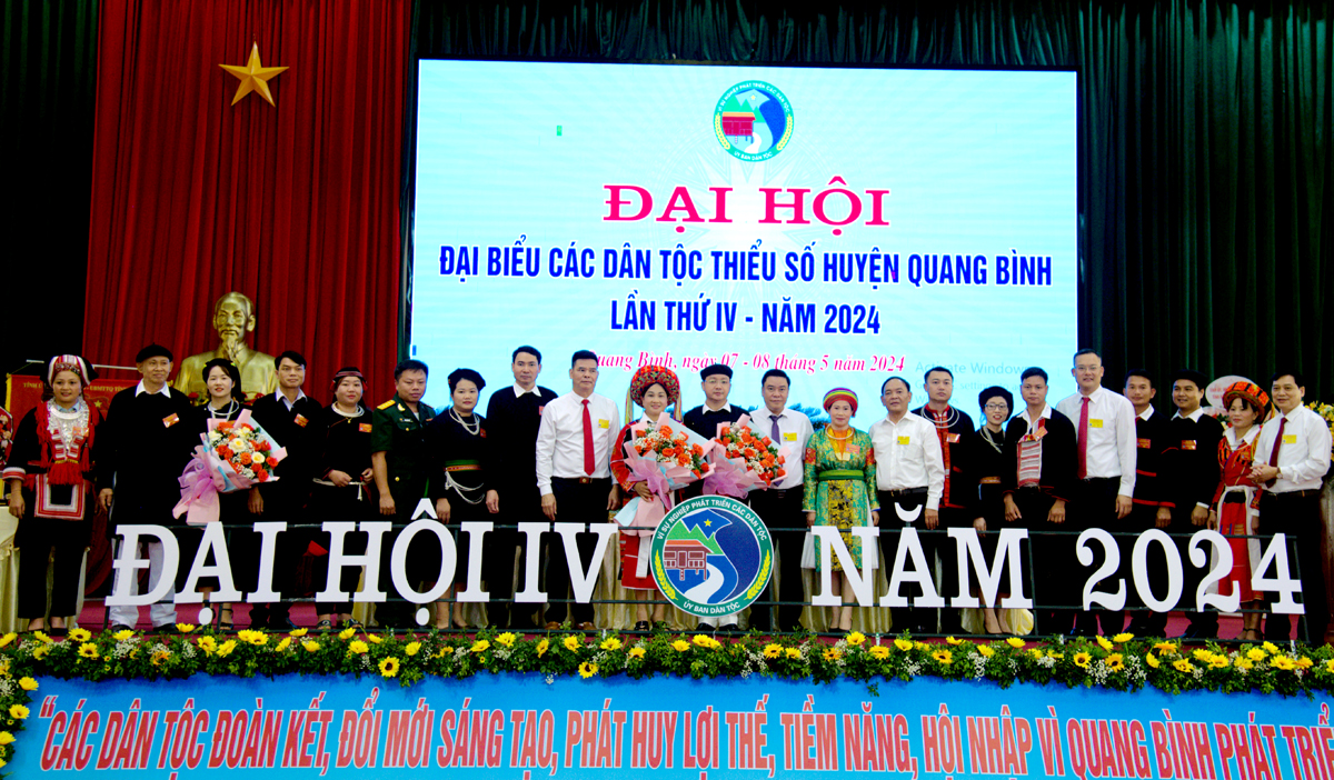 Các đại biểu tặng hoa chúc mừng Đoàn đại biểu đi dự Đại hội đại biểu các DTTS của tỉnh.