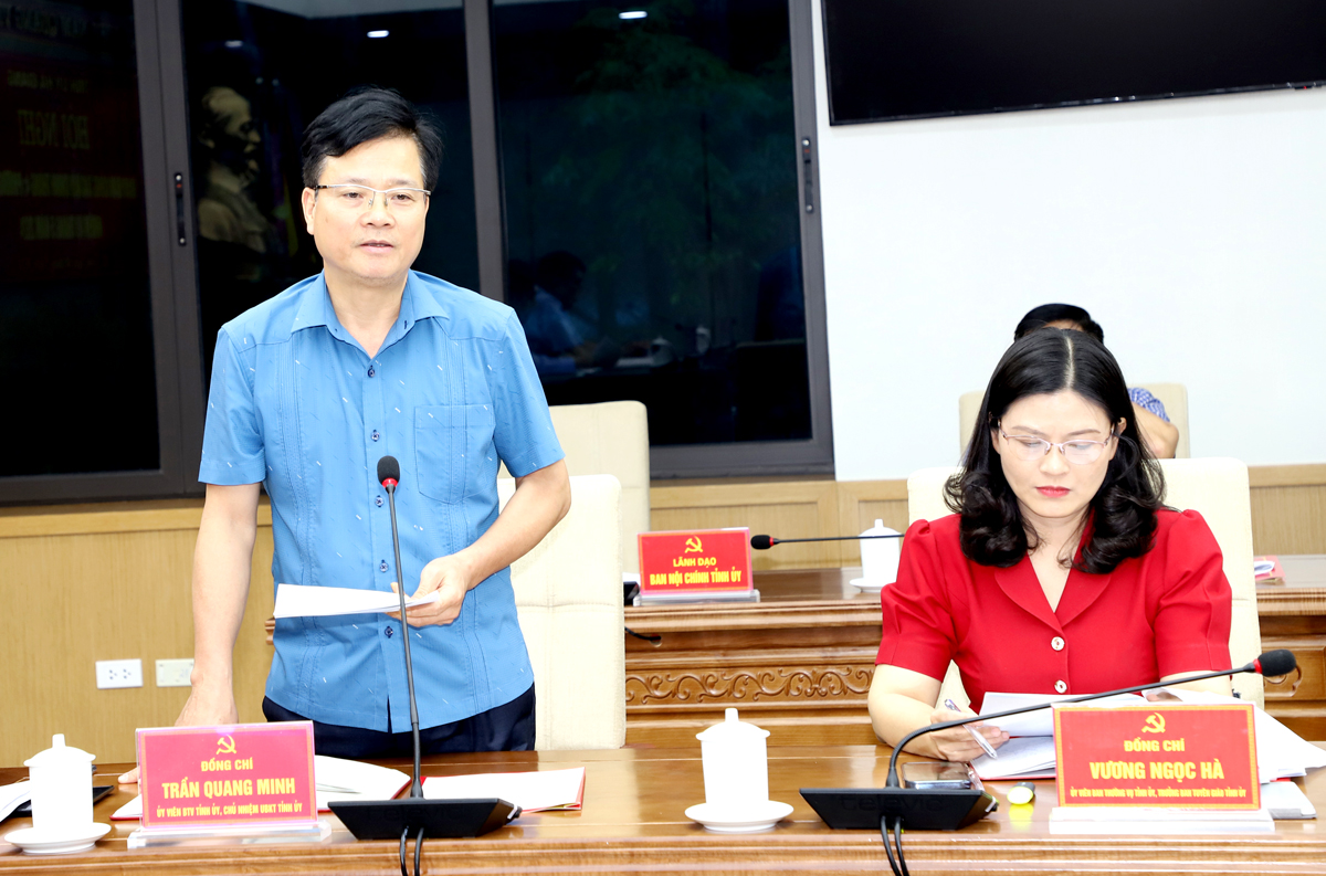 Chủ nhiệm UBKT Tỉnh ủy Trần Quang Minh thảo luận tại hội nghị.