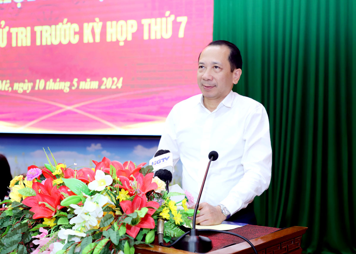 Phó Chủ tịch UBND tỉnh Trần Đức Quý giải trình một số kiến nghị của cử tri huyện Bắc Mê tại hội nghị.