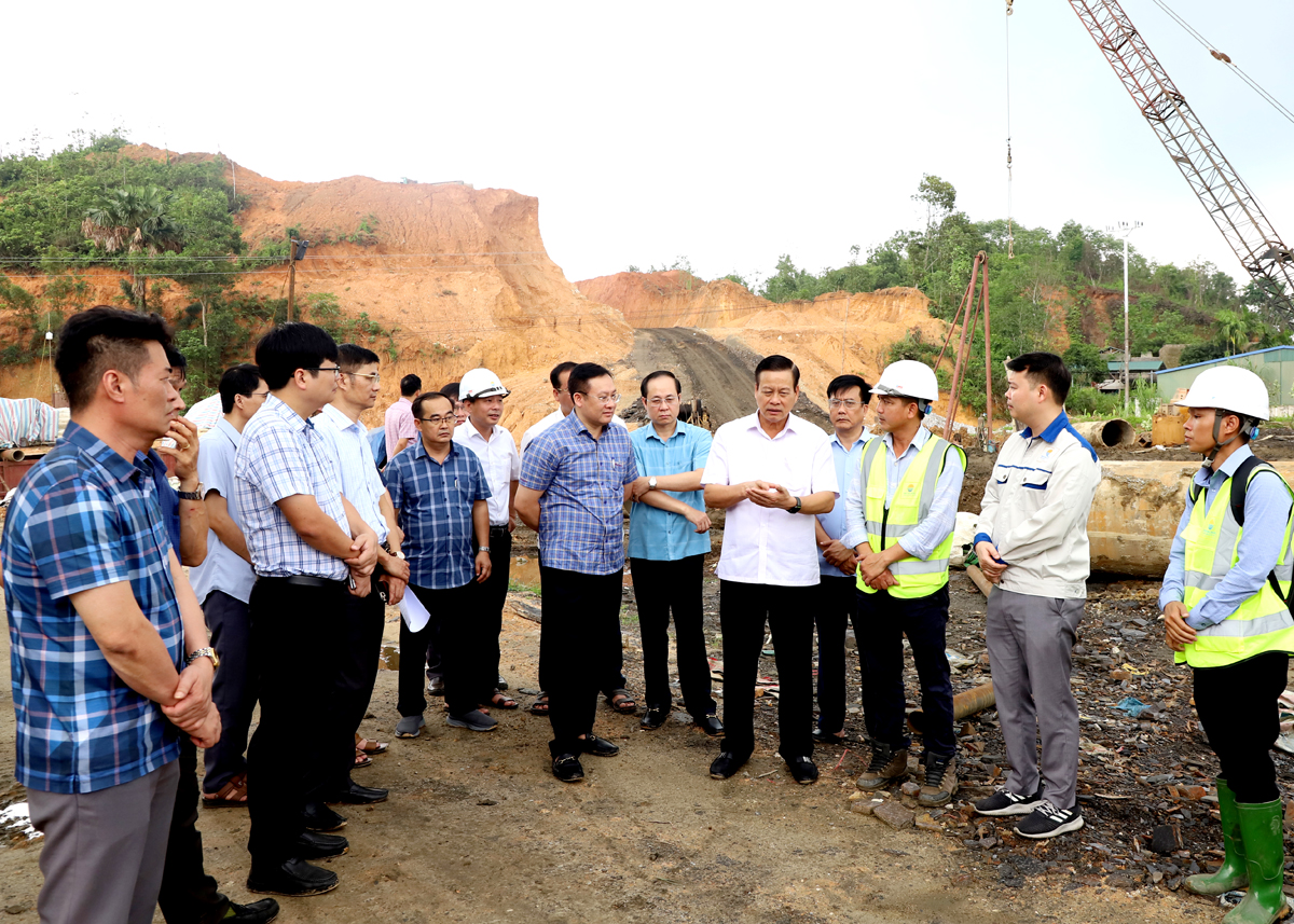 Chủ tịch UBND tỉnh Nguyễn Văn Sơn chỉ đạo công tác thi công đoạn nút giao với Quốc lộ 279.