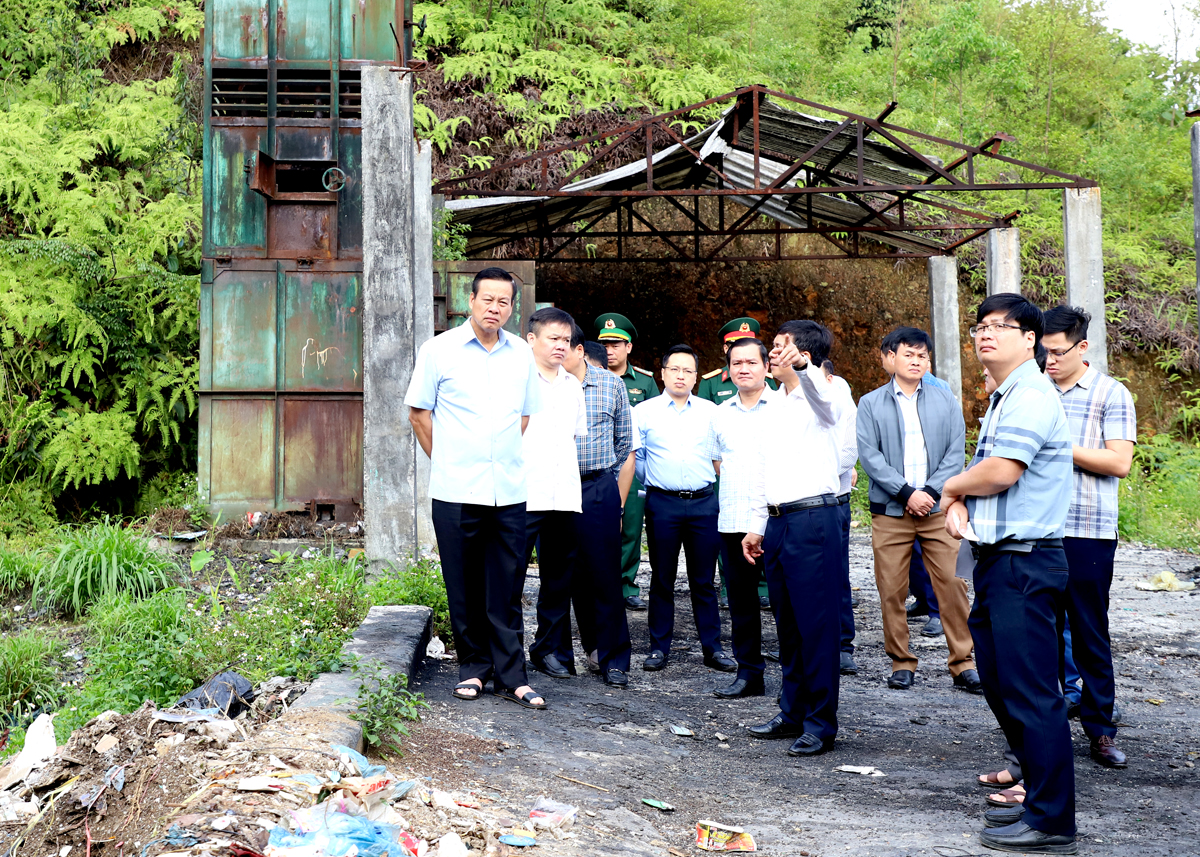 Chủ tịch UBND tỉnh Nguyễn Văn Sơn kiểm tra hoạt động của bãi xử lý rác thải thị trấn Mèo Vạc.