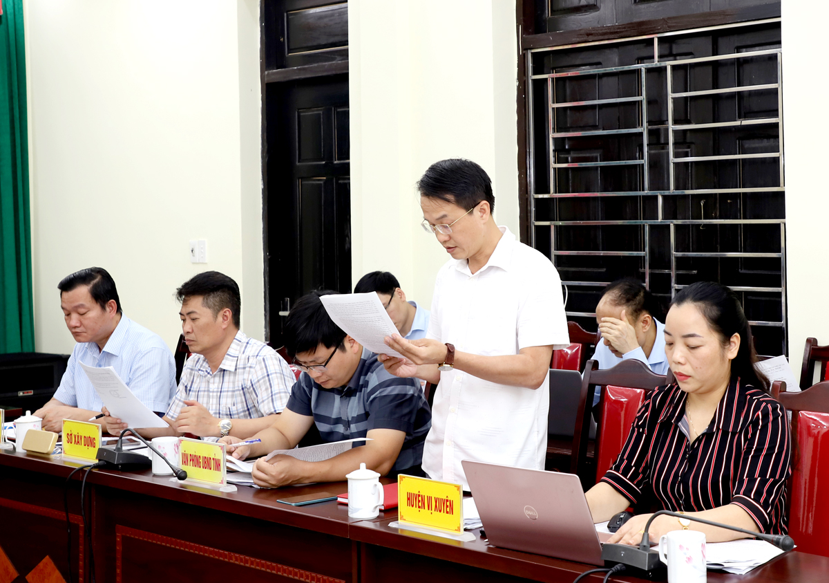 Lãnh đạo huyện Vị Xuyên báo cáo kết quả giải quyết đơn thư của công dân về chuyển đổi quản lý chợ.