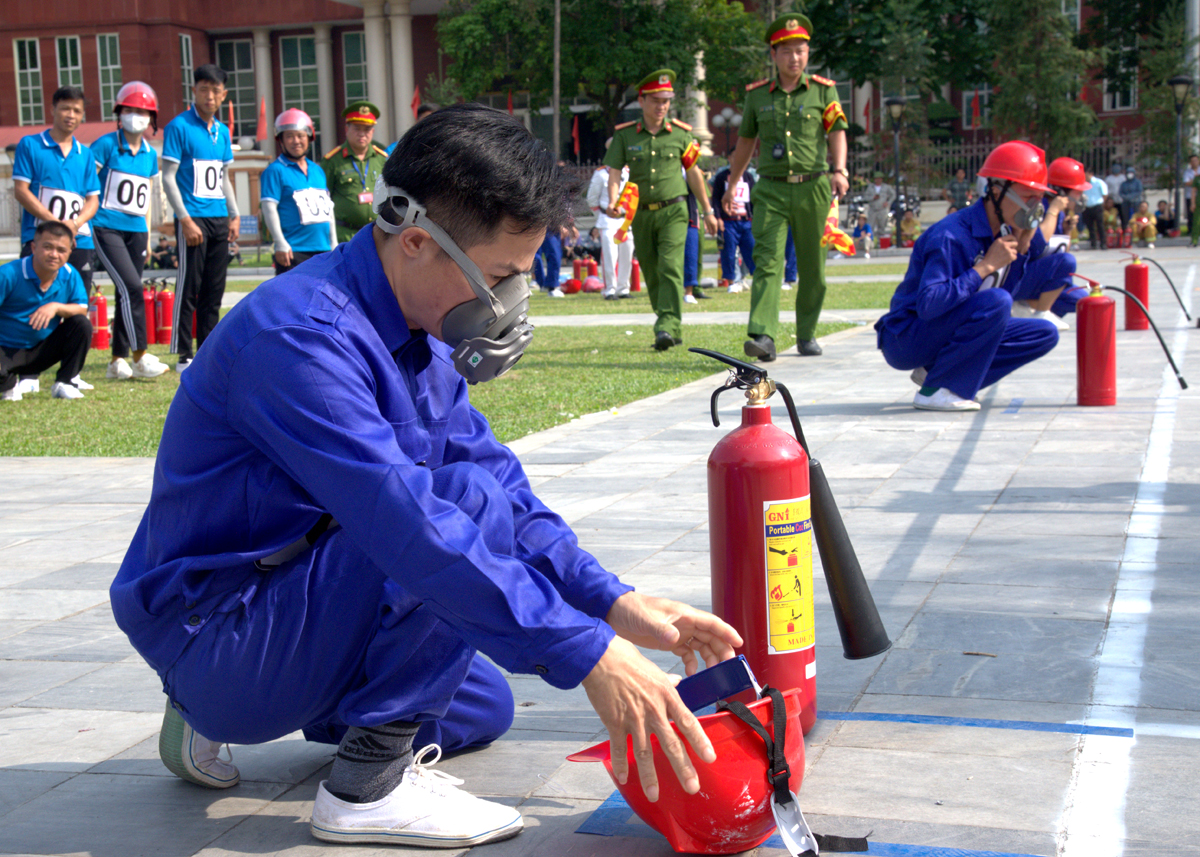 Phần thi thực hành phương án tổ chức lực lượng tham gia chữa cháy.