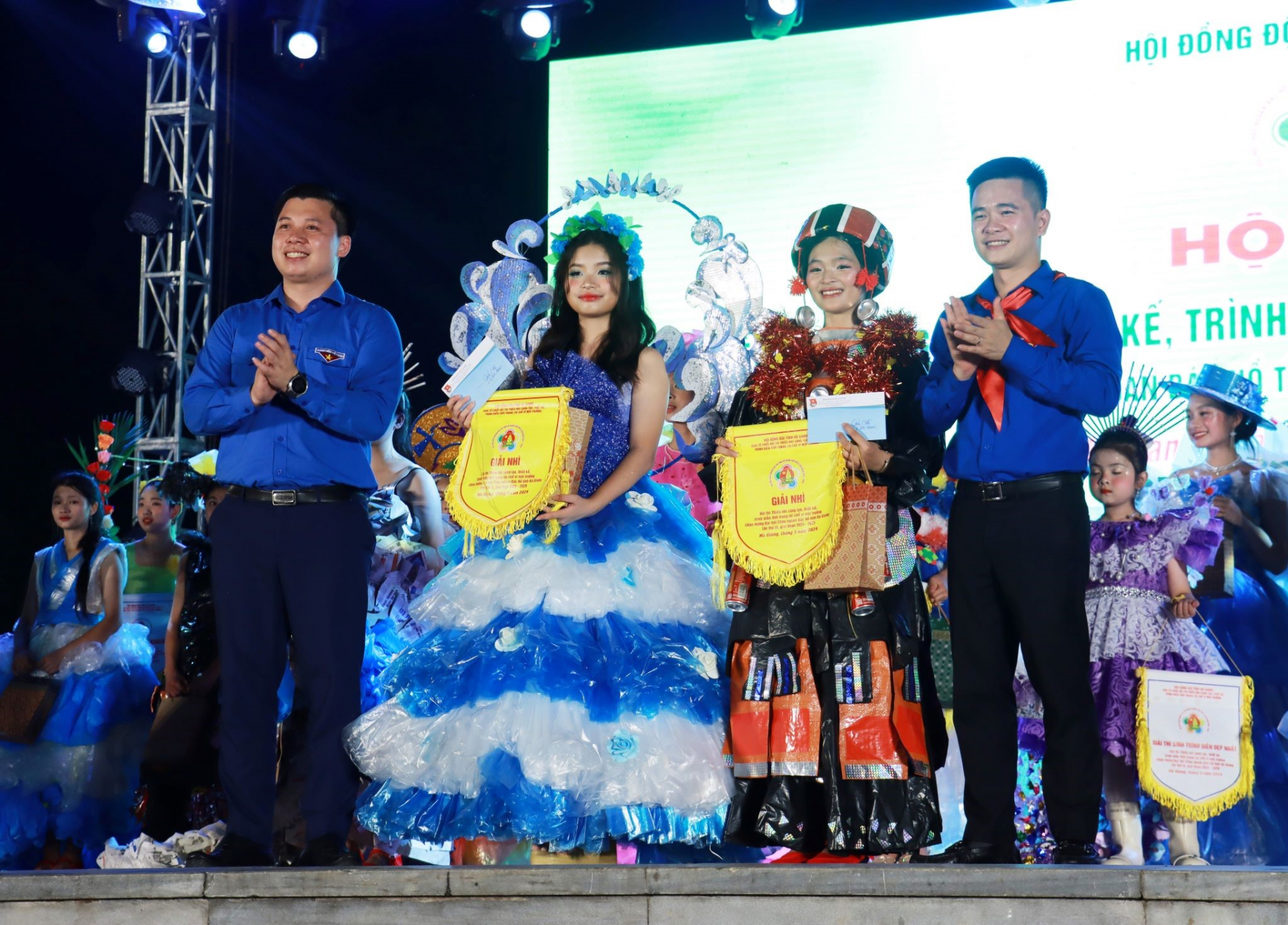 Ban tổ chức trao giải Nhì cho đội huyện Bắc Quang và Bắc Mê.