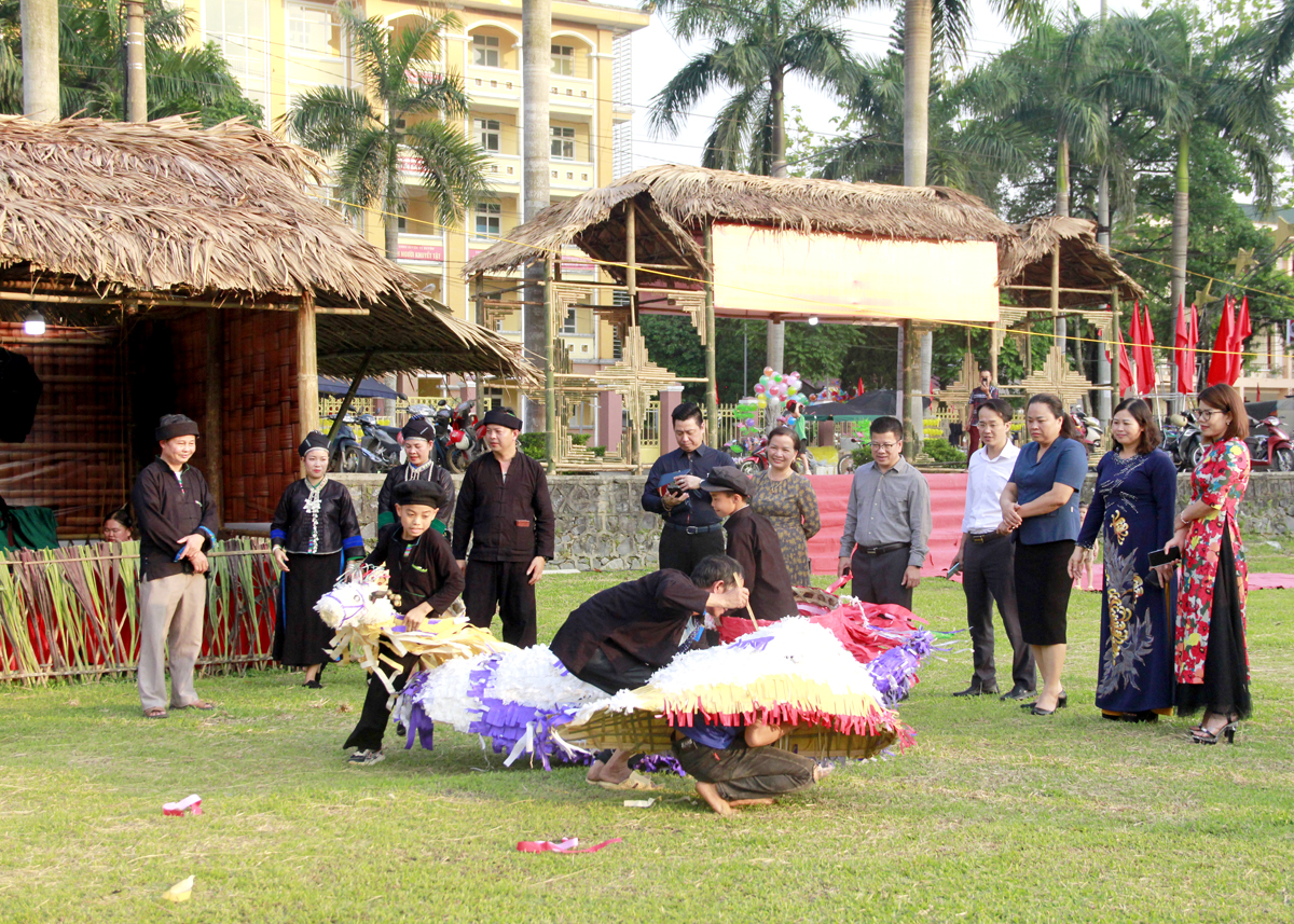 Các đại biểu tham quan, tìm hiểu múa ngựa giấy và ngỗng giấy của dân tộc Nùng.
