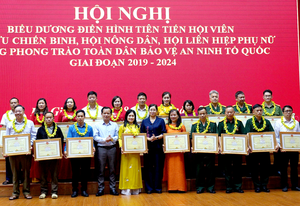 Phó Chủ tịch UBND tỉnh Hà Thị Minh Hạnh chúc mừng các tập thể, cá nhân nhận Bằng khen trong phong trào Toàn dân bảo vệ ANTQ.