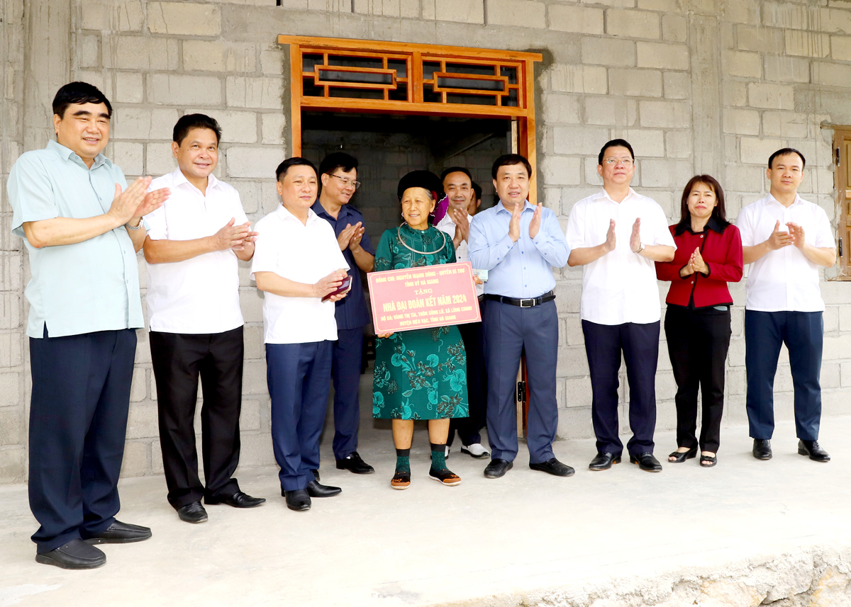 Acting Secretary of the Provincial Party Committee Nguyen Manh Dung presented great unity houses to lonely and homeless people.