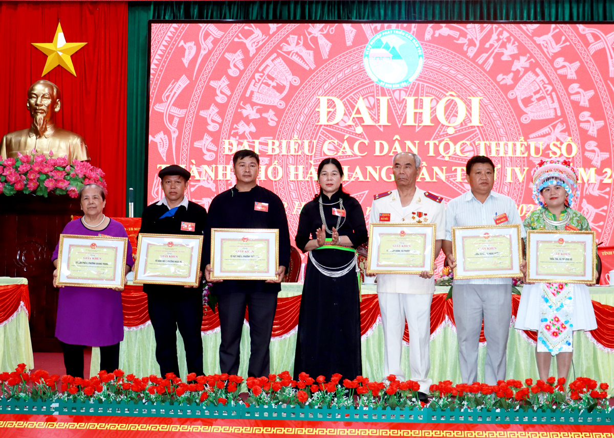 Bí thư Thành ủy Hà Giang Chúng Thị Chiên trao Giấy khen của Chủ tịch UBND thành phố cho các tập thể có thành tích xuất sắc trong công tác dân tộc, giai đoạn 2019 – 2024.