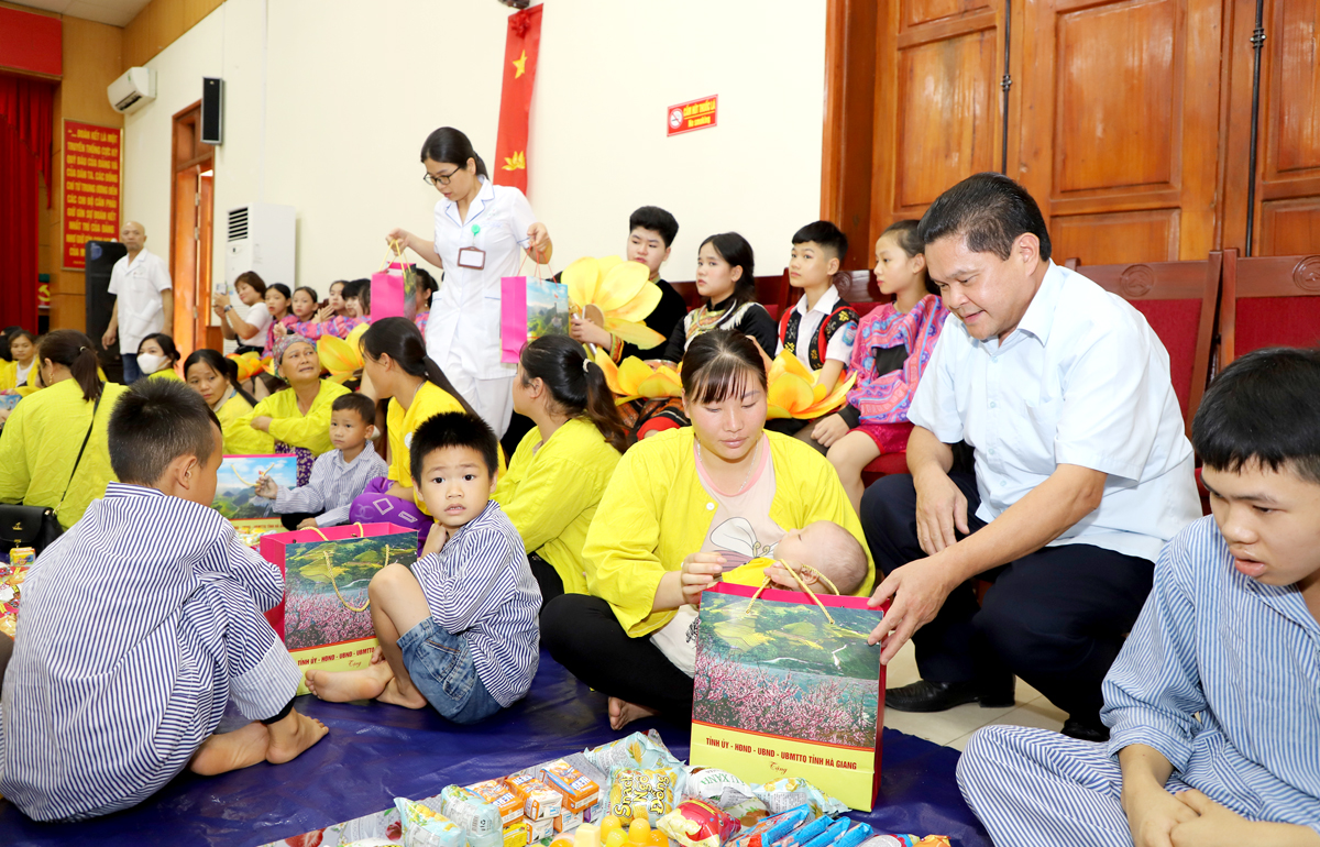 Chủ tịch Ủy ban MTTQ tỉnh Vàng Seo Cón tặng quà các cháu thiếu nhi đang điều trị tại Bệnh viện Đa khoa tỉnh.