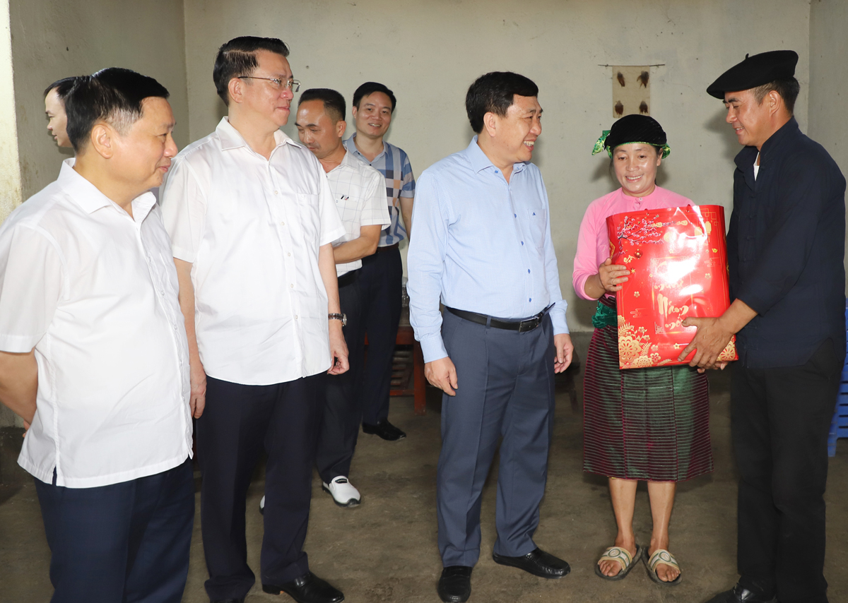 Quyền Bí thư Tỉnh ủy Nguyễn Mạnh Dũng tặng quà hộ chăn nuôi giỏi thôn Sủng Lủ, xã Lũng Chinh.