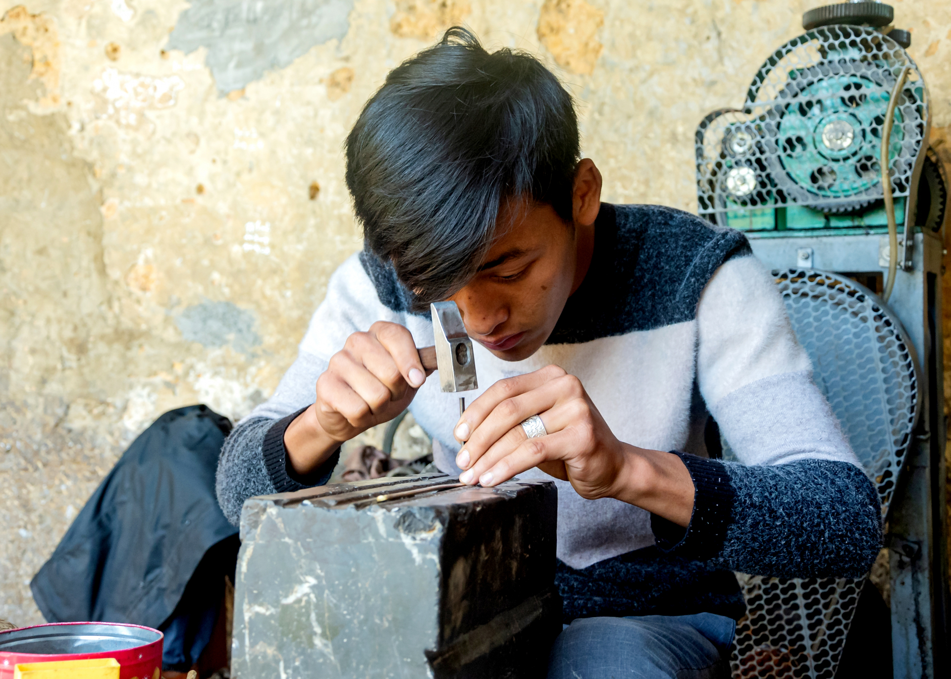 In the past few years, he began passing down the craft to his children and grandsons. His grandson, Mua Tieu Bao (23 years old), has become a skilled craftsman after three years of learning diligently. Bao shared: “In the village, families mainly work in the fields. Therefore, silver carving has become a profession that has helped my family for many generations to gain a stable income. There is no reason for me to continue to develop the traditional craft”.