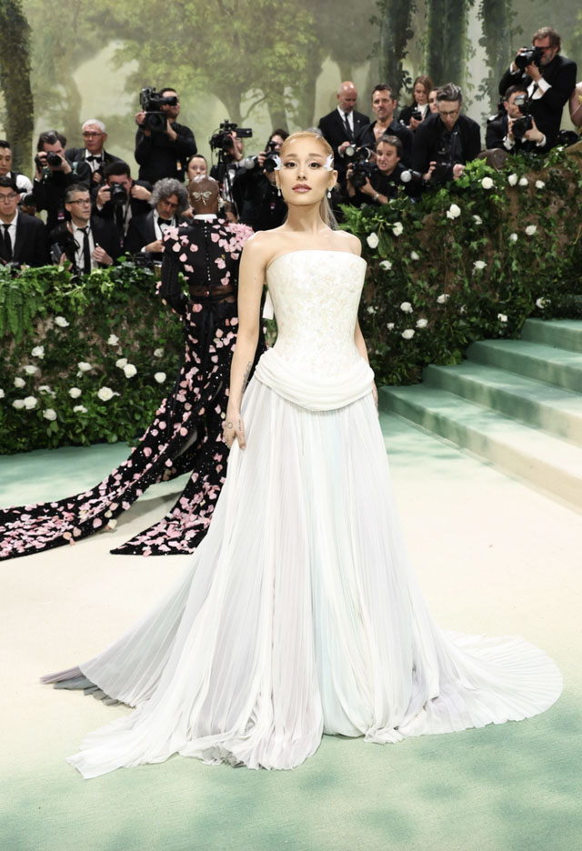 Ariana Grande lựa chọn chiếc váy trắng tinh khôi từ thương hiệu cao cấp Loewe, thể hiện sự tinh khiết như một bông hoa trắng trong khu vườn Met Gala.