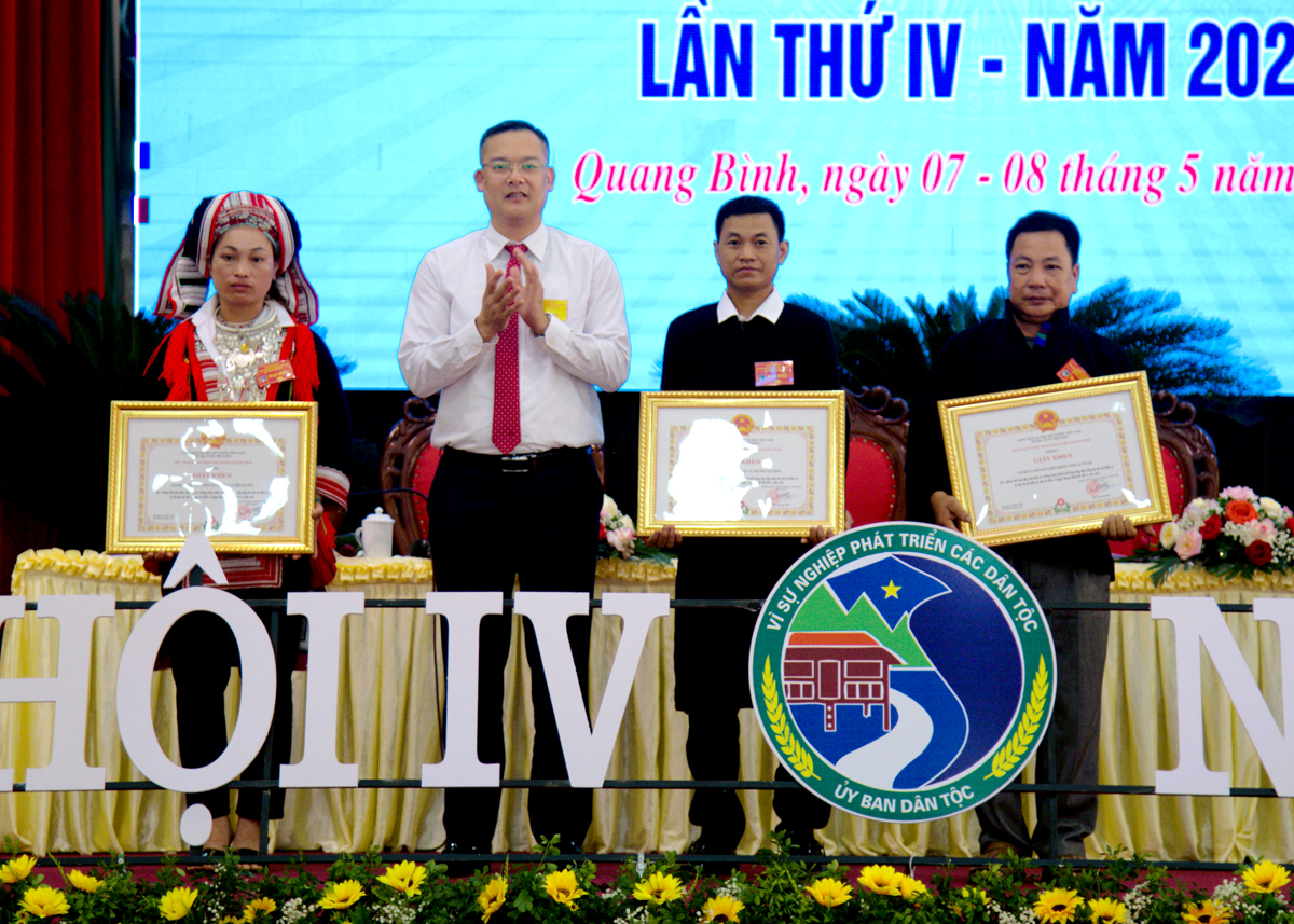 Đồng chí Đào Quang Diệu, Chủ tịch UBND huyện Quang Bình tặng Giấy khen cho 3 tập thể có thành tích tiêu biểu trong thực hiện chính sách dân tộc, giai đoạn 2019 - 2024
