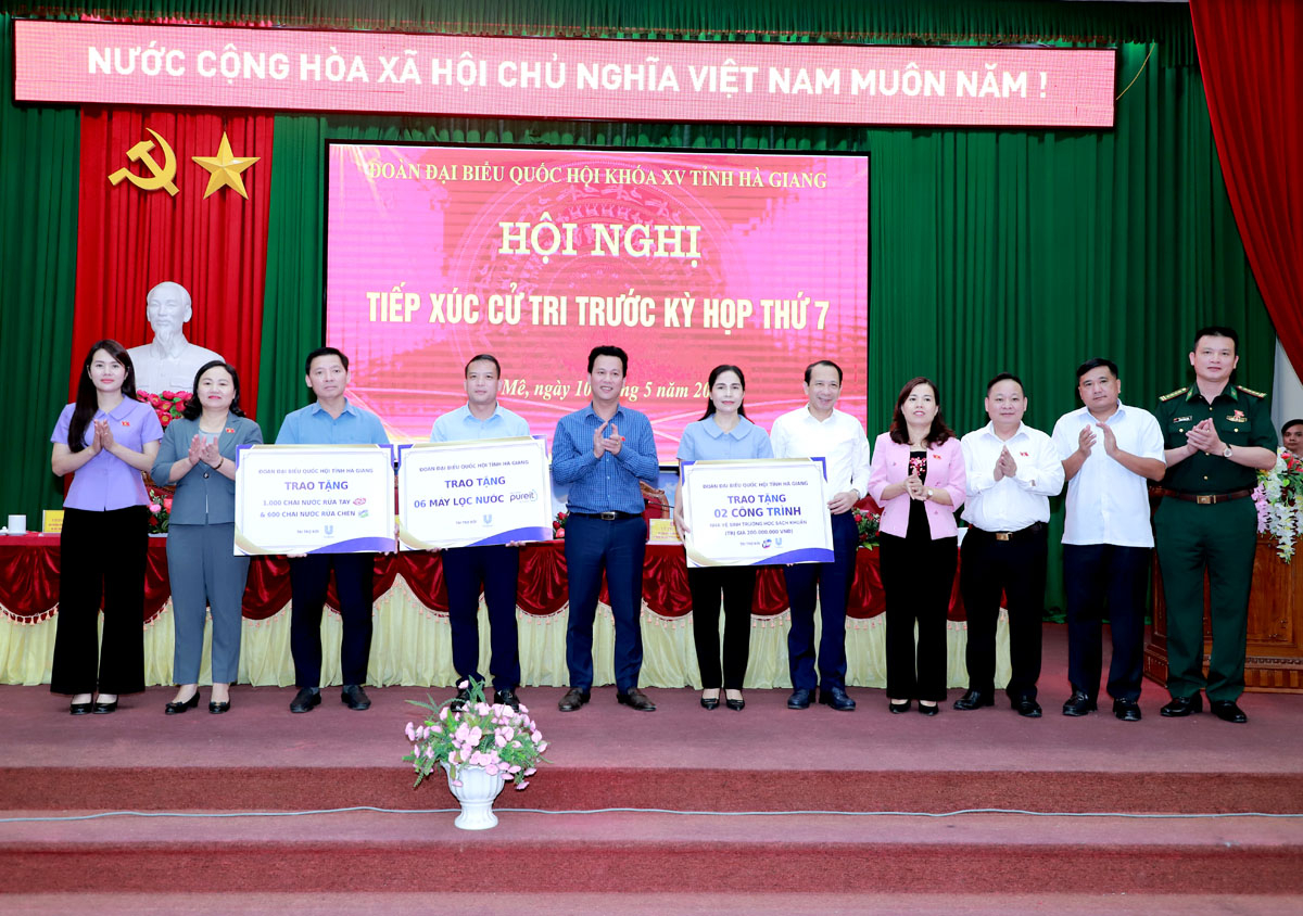 Đoàn ĐBQH khóa XV đơn vị tỉnh Hà Giang tặng quà huyện Bắc Mê.
