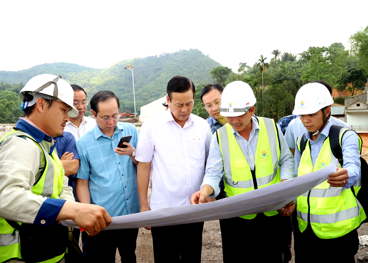 Chủ tịch UBND tỉnh Nguyễn Văn Sơn kiểm tra đồ tuyến dự án đoạn nút giao với Quốc lộ 279.