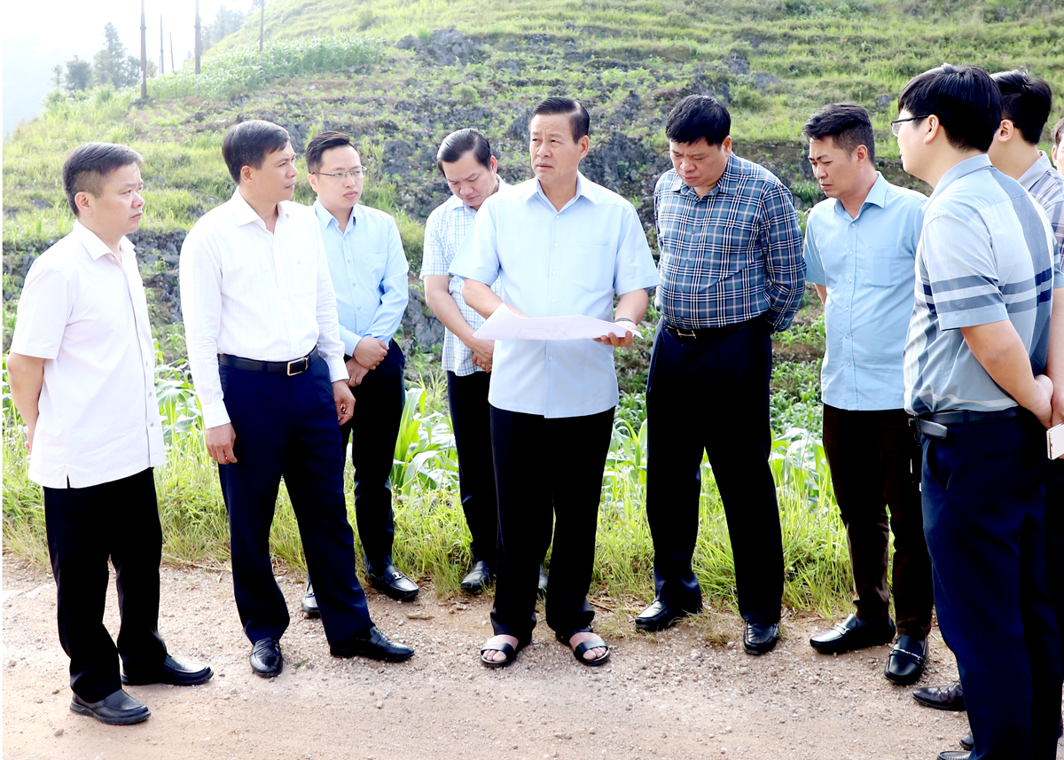 Chủ tịch UBND tỉnh Nguyễn Văn Sơn kiểm tra bản đồ vị trí dự kiến xây dựng khu xử lý rác thải.