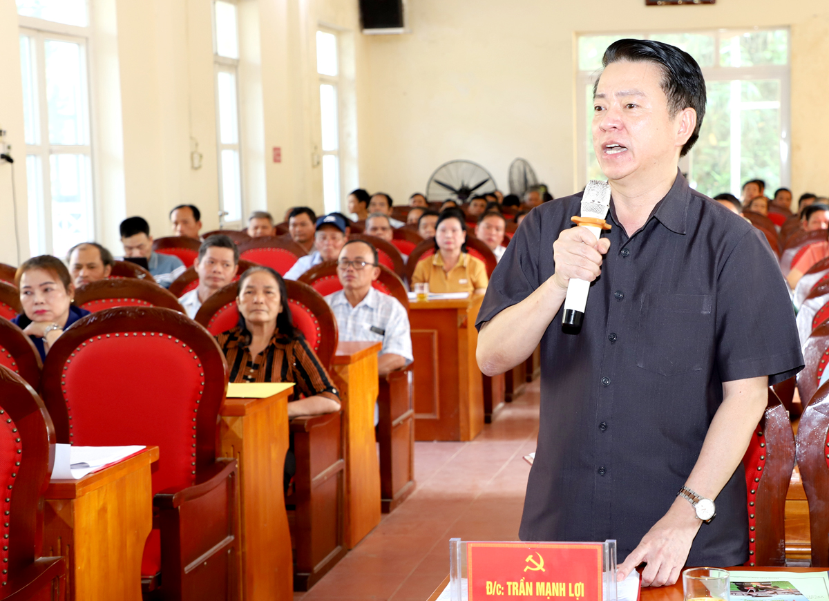 Trưởng Ban Dân vận Tỉnh ủy Trần Mạnh Lợi tiếp thu, giải đáp những đề xuất, kiến nghị của nhân dân xã Phương Thiện.