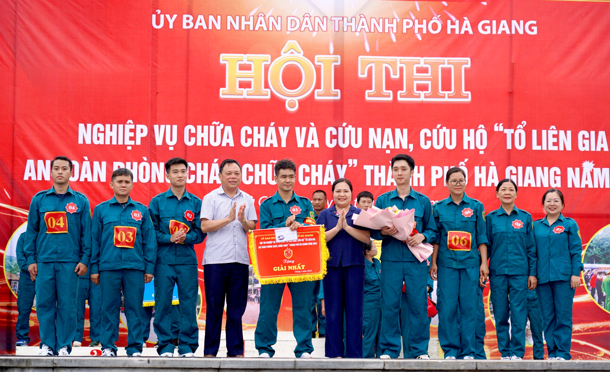 Ban tổ chức trao giải Nhất cho đội phường Minh Khai.