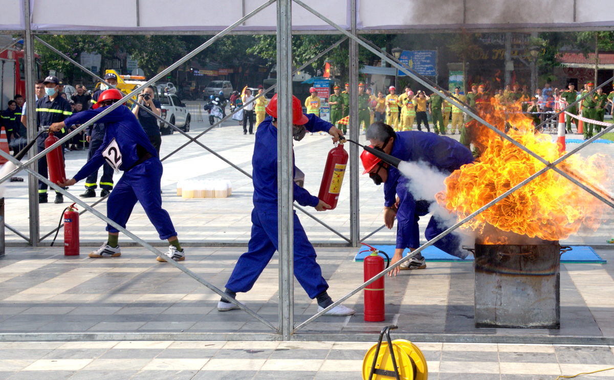 Các đội thi tham gia thực hành dập tắt đám cháy và cứu người bị nạn.