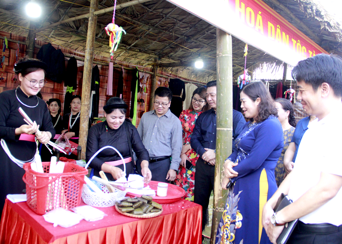Các đại biểu và du khách tham quan gian trưng bày, giới thiệu ẩm thực dân tộc Tày.
