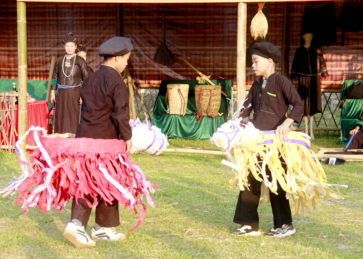 Múa ngựa giấy, một nét đẹp văn hóa của người Nùng còn được lưu giữ.