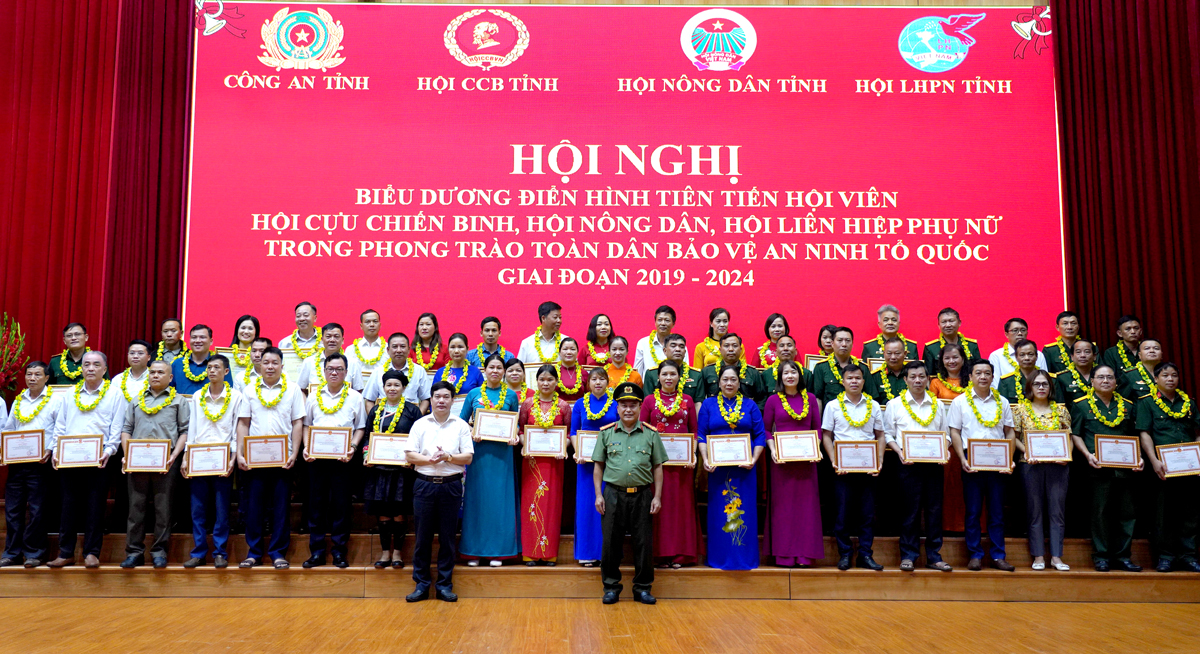 Lãnh đạo Ban Dân vận Tỉnh ủy và Công an tỉnh trao Bằng khen, Giấy khen cho các tập thể, cá nhân có thành tích xuất sắc trong phong trào toàn dân bảo vệ ANTQ.
