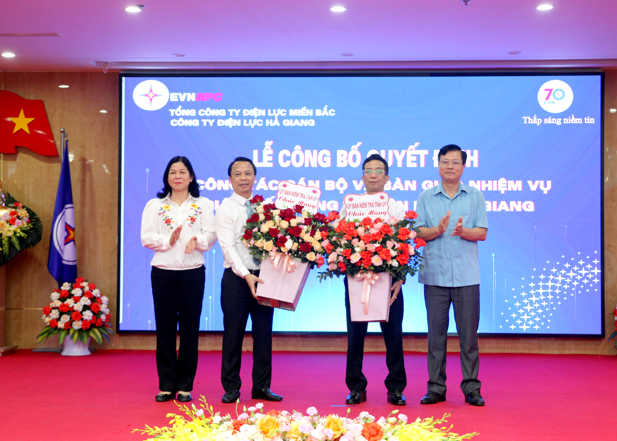 Các đồng chí lãnh đạo tỉnh tặng hoa chúc mừng đồng chí Hoàng Văn Thiện và đồng chí Trần Văn Bằng.