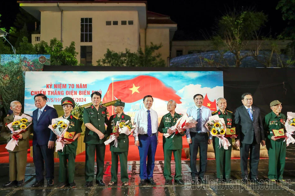 Các đồng chí lãnh đạo Đảng, Nhà nước tặng quà chiến sĩ Điện Biên.